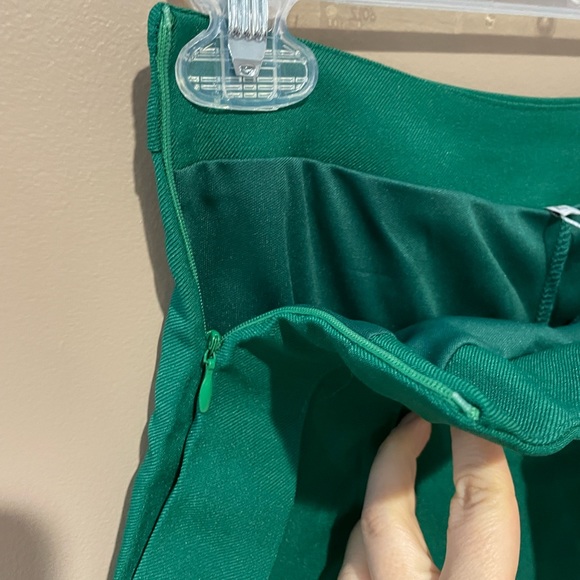 Women’s green pleated skirt. Size xs. Tonchengsd mini skirt NWT - Picture 2 of 4
